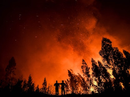 رجال الإطفاء يراقبون حرائق الغابات في ماكاو وسط البرتغال - 21 يوليو 2019 - AFP