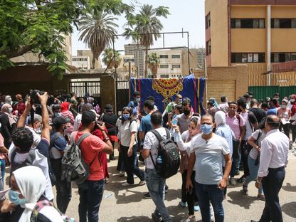 طلاب بالثانوية العامة في مصر أثناء خروجهم من الامتحانات في يومها الأول- 21 يونيو 2020 - Getty Images