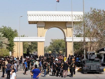 أنصار التيار الصدري يتظاهرون في المنطقة الخضراء بوسط بغداد. 29 أغسطس 2022 - REUTERS