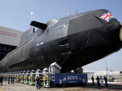 غواصة HMS Astute التي تعمل بالطاقة النووية التابعة للبحرية الملكية البريطانية في شمال غربي إنجلترا. 8 يونيو 2007  - REUTERS