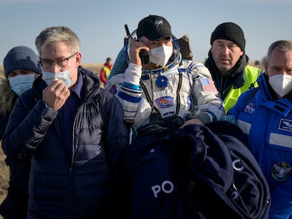 نقل رائد فضاء ناسا مارك فاندي هاي عضو طاقم محطة الفضاء الدولية (ISS) إلى خيمة طبية بعد وقت قصير من هبوطه مع كبسولة الفضاء "سويوز إم إس -19" في منطقة نائية خارج جيزكازجان في كازاخستان - 30 مارس 2022 - REUTERS