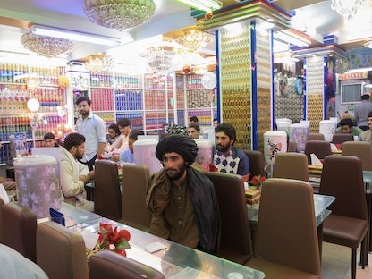 رجال أفغان بمطعم في هرات، أفغانستان، 10 سبتمبر 2021 - REUTERS