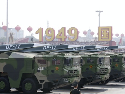 مركبات عسكرية تحمل صواريخ تفوق سرعتها سرعة الصوت في بكين - 1 أكتوبر 2019 - REUTERS