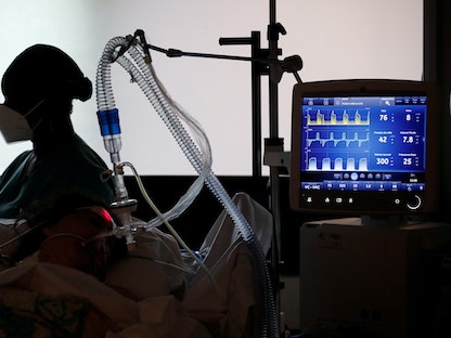 جهاز تخطيط القلب داخل إحدى غرف العناية المركزة في مستشفى سان دوني قرب العاصمة الفرنسية باريس - REUTERS