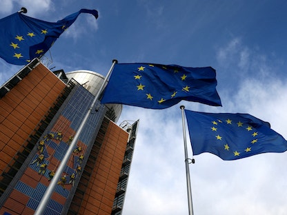 أعلام الاتحاد الأوروبي ترفرف خارج مقر مفوضية الاتحاد في العاصمة البلجيكية بروكسل. 1 فبراير 2023 - REUTERS