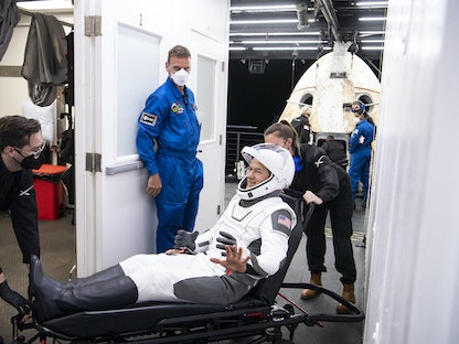 رائد الفضاء توم مارشبورن بعد الخروج من مركبة الفضاء - 6 مايو 2022 - AFP