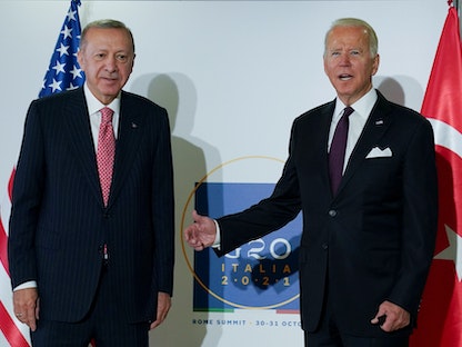 الرئيسان الأميركي جو بايدن والتركي رجب طيب أردوغان على هامش قمة قادة مجموعة العشرين في روما، إيطاليا- 31 أكتوبر 2021 - REUTERS