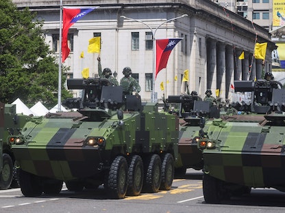 مركبات تابعة للجيش التايواني خلال الاحتفال بالعيد الوطني في تايبيه،10 أكتوبر 2021. - REUTERS