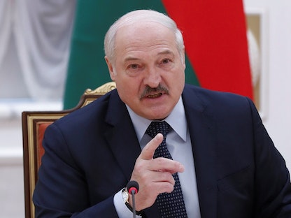 ألكسندر لوكاشينكو رئيس بيلاروسيا يتحدث خلال اجتماع حكومي في مينسك - REUTERS