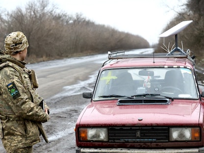 جندي أوكراني يقف إلى جانب مركبة تحمل نظام الاتصال عبر الأقمار الصناعية "ستارلينك" في دونيتسك. 27 فبراير 2023 - REUTERS