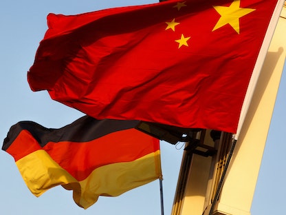 أعلام الصين وألمانيا في ميدان تيانانمين في بكين قبل زيارة المستشارة الألمانية السابقة أنجيلا ميركل - 23 مايو 2018 - REUTERS