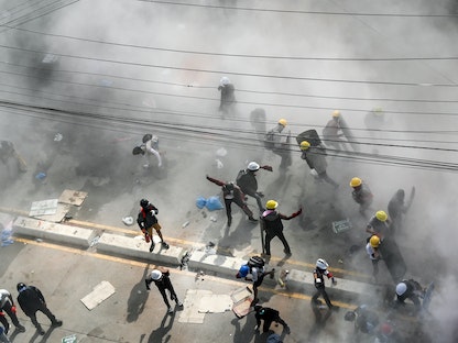 محتجون على الانقلاب العسكري في ميانمار بمدينة يانغون، 4 مارس 2021 - AFP