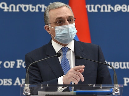 وزير الخارجية الأرميني زوغراب مناتساكانيان في مؤتمر صحافي في يريفان، 16 أكتوبر 2020 - AFP