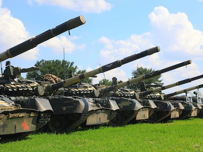 دبابات تابعة للقوات الأوكرانية في منطقة خيرسون بأوكرانيا، 28 يونيو 2021 - via REUTERS