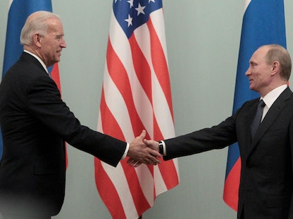 لقاء بين فلاديمير بوتين عندما كان رئيساً للوزراء وجو بايدن عندما كان نائباً لرئيس الولايات المتحدة، موسكو، 10 مارس 2011 - REUTERS