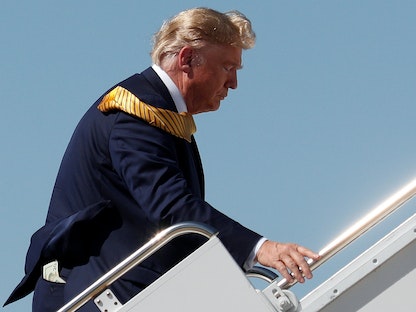 الرئيس الأميركي السابق دونالد ترمب أثناء صعوده طائرة الرئاسة في ماونتن فيو بكاليفورنيا -17 سبتمبر 2019 - REUTERS