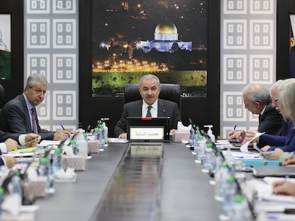 رئيس الوزراء الفلسطيني محمد اشتية يترأس اجتماعاً للحكومة في رام الله فلسطين- 19 ديسمبر 2022 - وفا