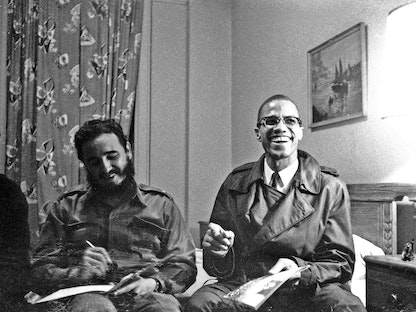ناشط الحريات المدنية مالكوم إكس مع فيدل كاسترو في فندق تيريزا في نيويورك. 19 أكتوبر 1960  - REUTERS