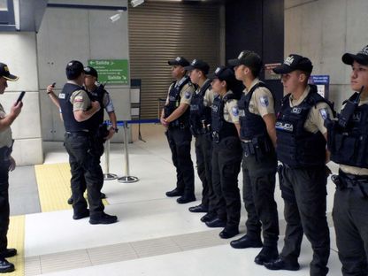ضباط شرطة إكوادوريون يغلقون محطة مترو سان فرانسيسكو كإجراء أمني بعد أن أعلن الرئيس الإكوادوري دانييل نوبوا أن البلاد في حالة "صراع داخلي مسلح". 09 يناير 2024 - AFP
