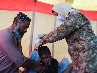 طفل يتلقى إسعافات أولية بعد إصابته في رأسه إثر زلزال ضرب مدينة هارناي بإقليم بلوشستان جنوب غرب باكستان. 8 أكتوبر 2021 - REUTERS
