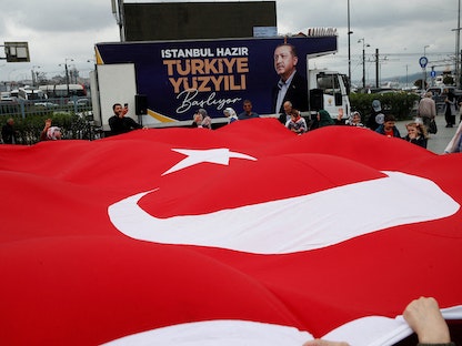أنصار الرئيس التركي رجب طيب أردوغان في إسطنبول يحملون علم تركيا بنقطة انطلاق حملته الانتخابية قبل جولة الإعادة. 20 مايو 2023 - REUTERS