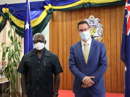 الوزير الأسترالي لشؤون المحيط الهادئ، زيد سيسيليا (يمين)، ورئيس وزراء جزر سليمان ماناسيه سوغافاري خلال لقائهما في هونيارا - 13 أبريل 2022 - REUTERS