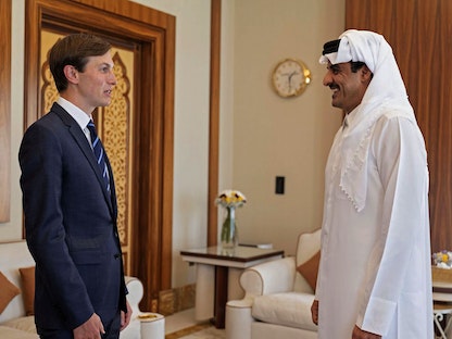 مستشار الرئيس الأمريكي جاريد كوشنر مع أمير قطر الشيخ تميم بن حمد آل ثاني في العاصمة القطرية الدوحة.  - AFP