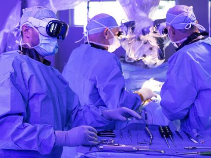 جراحون يجرون أول عملية جراحية باستخدام نظارة Apple Vision Pro في بريطانيا. 11 مارس 2024 - LinkedIn @eXeX