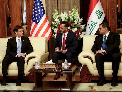وزير الدفاع الأميركي السابق، مارك إسبر (يسار) خلال اجتماع مع نظيره العراقي نجاح الشمري في بغداد - 23 أكتوبر 2019 - AFP