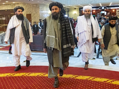 نائب رئيس حركة طالبان عبد الغني برادار وأعضاء آخرون في الحركة خلال محادثات السلام في موسكو - 18 مارس 2021 - AFP