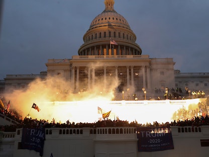 قوات الأمن الأميركية تطلق الغاز المسيل للدموع لتفريق أنصار ترمب بعد اقتحامهم مقر الكونغرس في العاصمة واشنطن - REUTERS