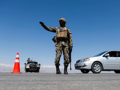 جندي من القوات الأفغانية يقف على نقطة تفتيش في إحدى ضواحي العاصمة كابول - REUTERS