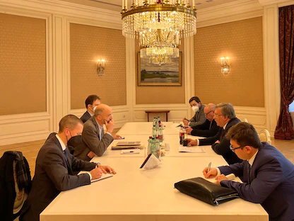 جانب من اجتماع الوفدين الأميركي والروسي في مقر البعثة الروسية في فيينا - 18 يناير 2022 - twitter/@Amb_Ulyanov
