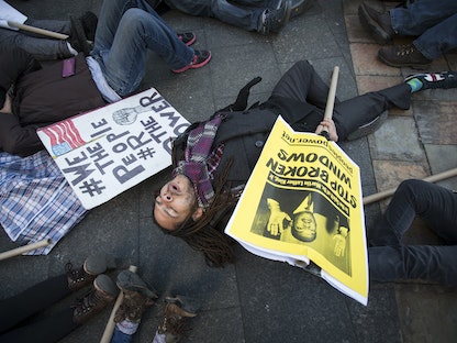 متظاهرون على عنف الشرطة في وقفة احتجاجية في نيويورك. - REUTERS
