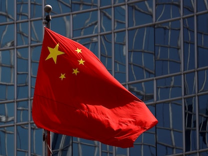 العلم الصيني على سارية أمام أحد المباني في العاصمة بكين - 29 أبريل 2020 - REUTERS
