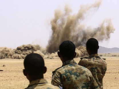 عناصر من الجيش السوداني قرب قاعدة عسكرية قريبة على بعد 200 كلم من الخرطوم  - AFP
