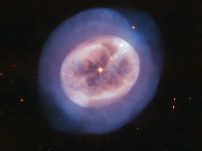 صورة لكرة غازية تحيط بنجم شبيه بقنديل البحر يُدعى NGC 2022 تم التقاطها بواسطة تلسكوب هابل الفضائي، 16 أغسطس 2019 - REUTERS