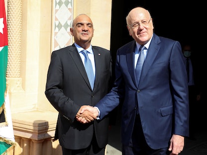رئيس الوزراء الأردني بشر الخصاونة يصافح نظيره اللبناني نجيب ميقاتي في القصر الحكومي في بيروت. 30 سبتمبر 2021 - REUTERS