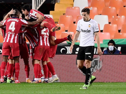 فرحة لاعبي أتلتيكو مدريد بهدفهم في مرمى فالنسيا - AFP