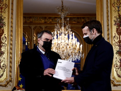 الرئيس الفرنسي ماكرون يلتقي المؤرخ بنيامين ستورا في قصر الإليزيه في باريس - 20 يناير 2021 - AFP