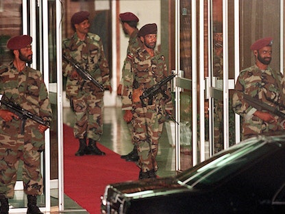 جنود الجيش الباكستاني يحرسون مقر التلفزيون الوطني في العاصمة إسلام آباد خلال إلقاء الرئيس السابق بروير مشرف خطاباً إثر الانقلاب العسكري الذي قاده، 17 أكتوبر 1999 - AFP