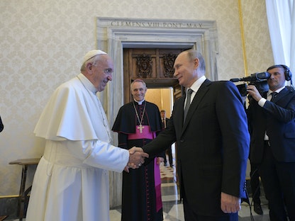 الرئيس الروسي فلاديمير بوتين يلتقي بالبابا فرانسيس في الفاتيكان- 4 يوليو 2019 - REUTERS