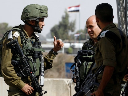 جنود إسرائيليون يقفون عند نقطة حدودية في الجولان المحتل مقابلة للأراضي السورية - 15 أكتوبر 2018 - REUTERS
