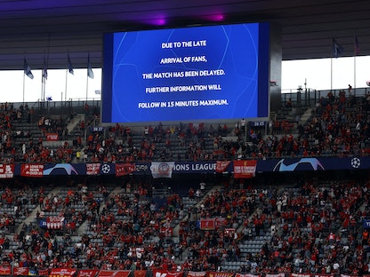 شاشة استاد دو فرانس تعلن تأجيل انطلاق نهائي دوري أبطال أوروبا لكرة القدم  - REUTERS