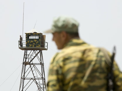 جنود يؤمّنون معبراً حدودياً لطاجيكستان مع أفغانستان. - REUTERS