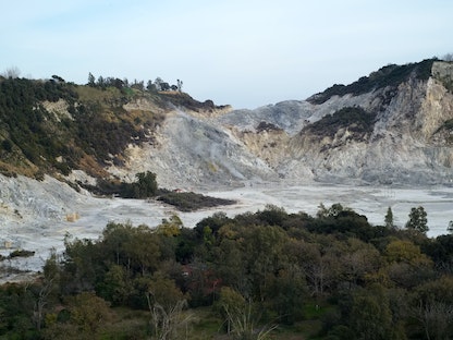 منظر عام لحفرة سولفاتارا في بوزولي، جنوب إيطاليا وهي جزء من المنطقة البركانية Campi Flegrei 16 مارس 2022 - Eliano Imperato