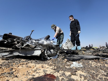 محققون روس يفحصون حطام الطائرة الروسية التي سقطت في شبه جزيرة سيناء شمال مصر، 1 نوفمبر 2015 - REUTERS