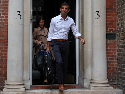 وزير الخزانة البريطاني السابق ريشي سوناك يغادر مكتب في وسط لندن - 23 أكتوبر 2022 - AFP