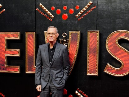 الممثل الأميركي توم هانكس يصل إلى العرض الافتتاحي لفيلمه "Elvis" في لندن. 31 مايو 2022 - REUTERS
