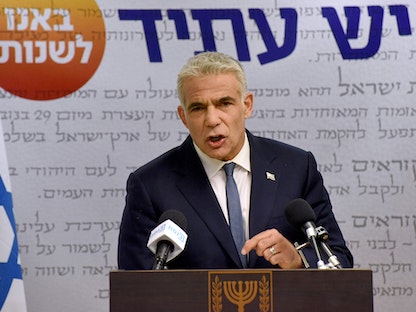  يائير لَبيد، زعيم حزب "هناك المستقبل" الإسرائيلي المكلف بتشكيل الحكومة الجديدة خلال مؤتمر صحافي - القدس - 31 مايو 2021 - AFP
